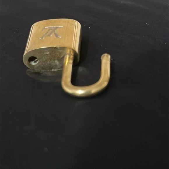 Louis Vuitton Lock and Key 305 - Picture 4 of 5